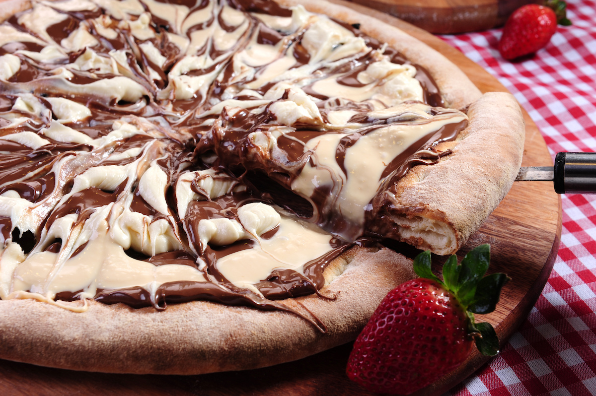 How to Make the Perfect Chocolate Pizza: Unique Topping Combinations for Pizza Lovers!